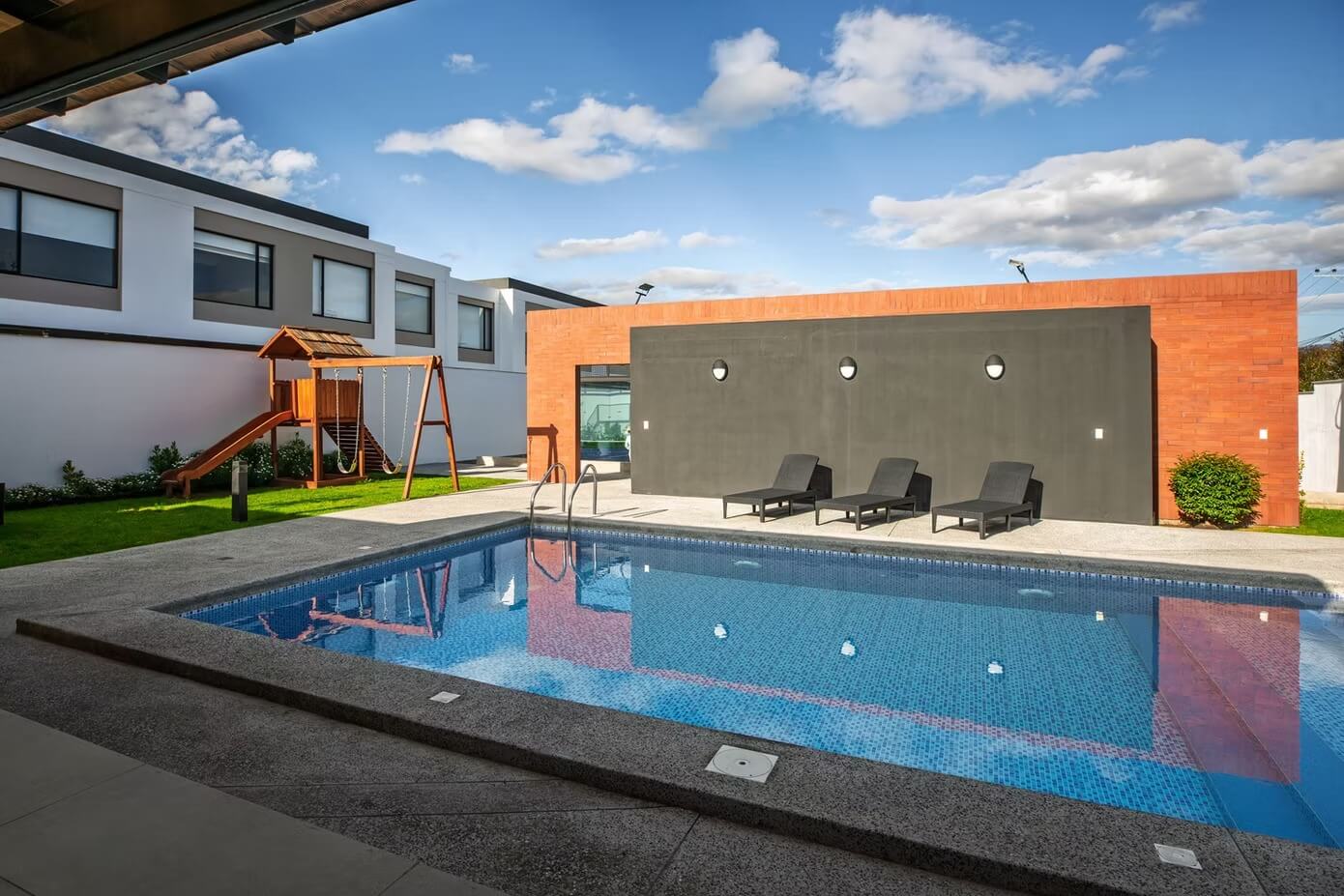 Piscina, área de descanso y juegos infantiles