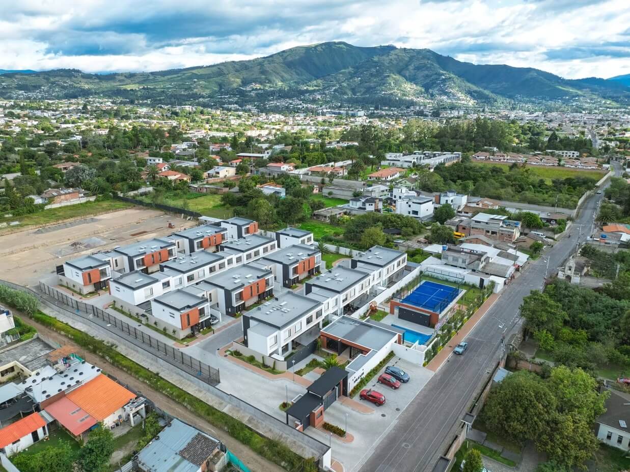 Vista aérea del conjunto Malaquita y el Valle de Tumbaco